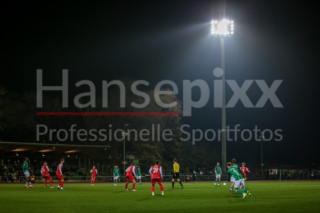 Fussball, Regionalliga Nord, SV Werder Bremen II - TSV Havelse | v.li.: Überblick auf das Stadion Platz 11 bei Flutlicht, Flutlichtspiel, Symbolfoto, Symbolbild Fussball, Fußball, Symbol, Fußballspiel, Flutlichtmast, Lampen, Beleuchtung