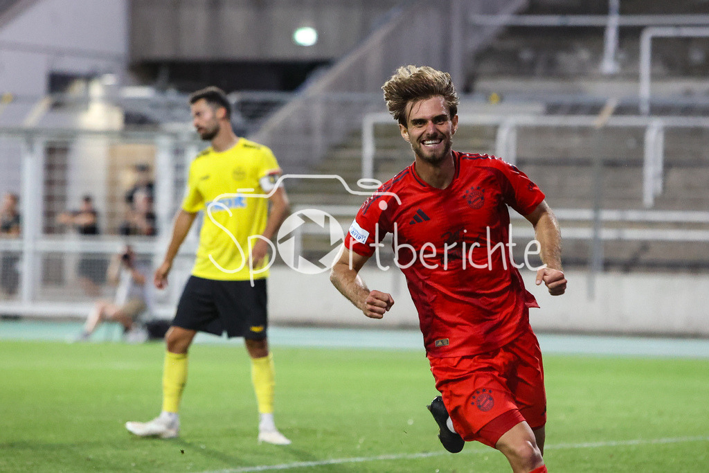 FC Bayern Amateure - SpVgg Bayreuth | Grenzenloser Jubel nach dem Treffer zum 4-2 durch Emirhan DEMIRCAN (FCB #11) / Freude / Happy / Tor / Torschuezte / Luca DENK (FCB #6)
