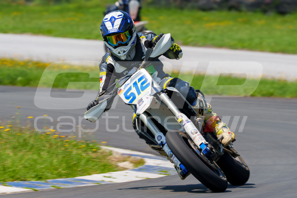 G-Cup + Supermoto Staatsmeisterschaft + Hungarian Supermoto Championship | GRIPcapture steht für authentische Sportfotografie in Österreich – für Momente, die mehr sind als Geschwindigkeit oder Ergebnis. Es geht um Emotion, Spannung, Fokus und den Augenblick, der oft nur einen Wimpernschlag dauert.Ob Motorsport, Teamsport oder 