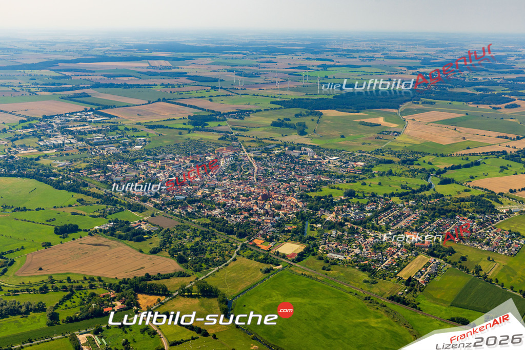Neue Luftbildaufnahme der Stadt Osterburg - Das Luftbild wurde 2025 vom UL-Flugzeug heraus erstellt ( keine Drohnenaufnahme ) - Hochauflösende Luftaufnahme - für Wandbilder und großformatige Ausdrucke geeignet. Das besondere Geschenk!Hier alle&nbsp;Infos zur Lizenzierung der LuftaufnahmeWir fliegen auch dieses Jahr wieder in Ihre Region um Luftbilder zu erstellen.- Luftbild anfragen