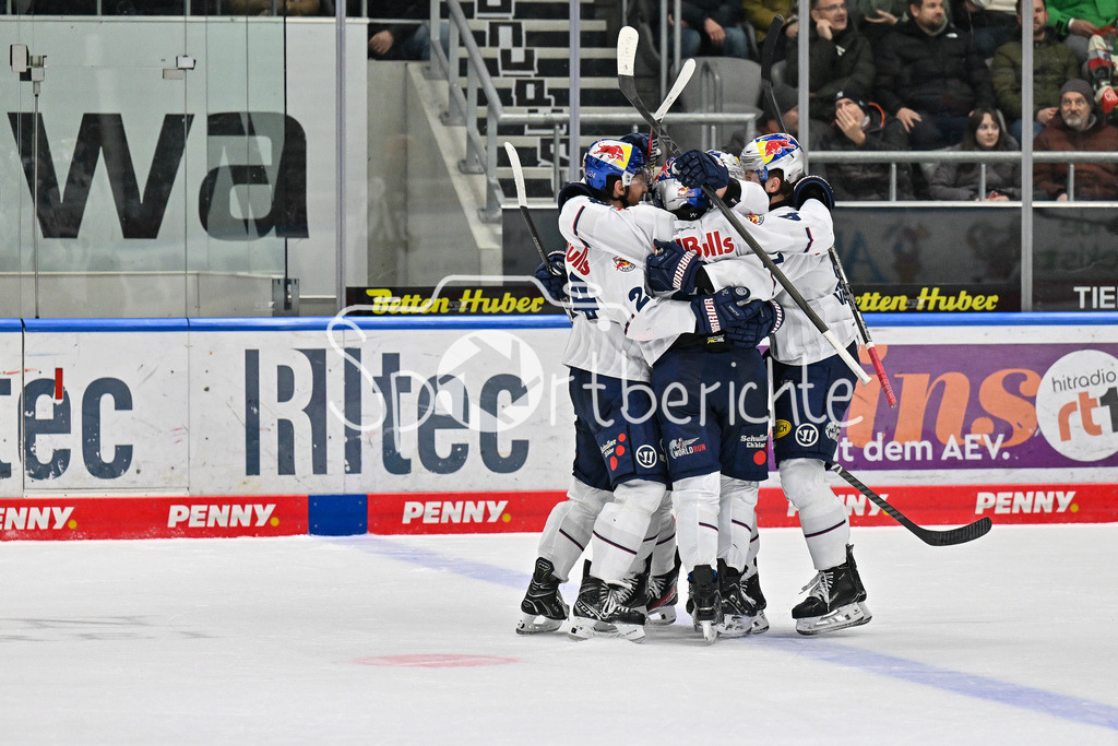 Augsburger Panther - EHC RB München | Grenzeloser Jubel der Gaeste nach dem Treffer zum 4-5 durch Christopher DESOUSA (EHC RB Muenchen 82) / Freude / happy / tor / Torschuetze / DEL: Augsburger Panther - EHC RB Muenchen, Curt Frenzel Stadion am 16.01.2025