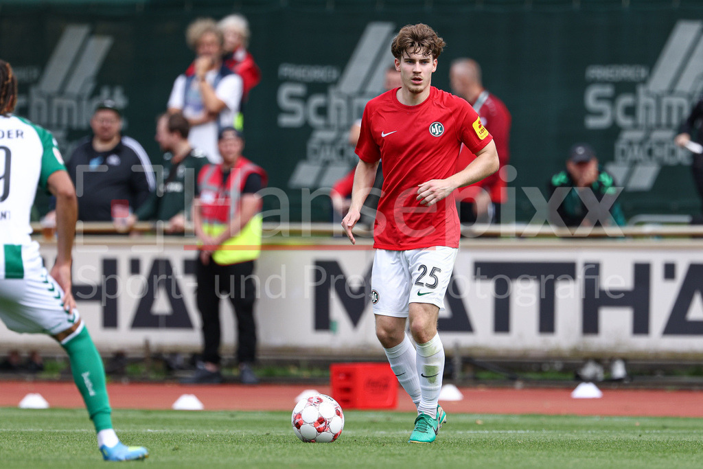 Fussball, Regionalliga Nord, SV Werder Bremen II - HSC Hannover | Lukas Dominke (HSC Hannover, 25) am Ball, Einzelbild, Ganzkörper, Aktion, Action, Spielszene
