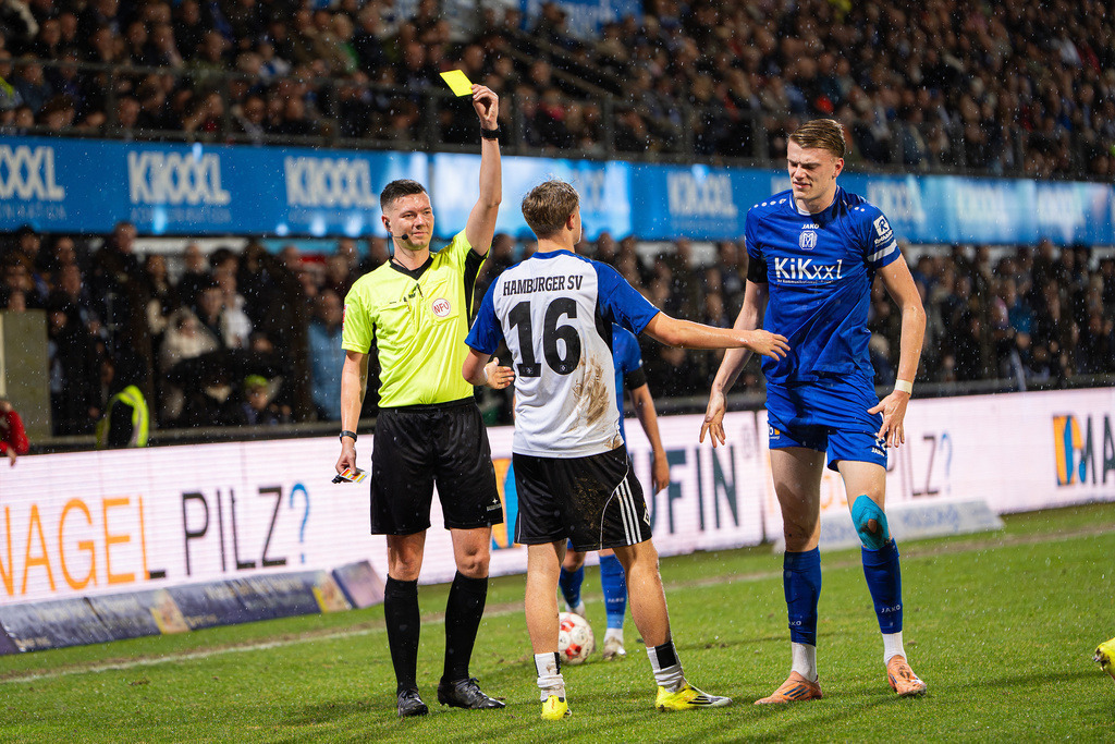 Fußball I Herren I Saison 2025-2026 I Regionalliga Nord I 24. Spieltag I SV Meppen - Hamburger SV II I 1311 | Gelbe Karte für Louis Pepe Lemke (16, Hamburger Sport Verein II) nach Foulspiel gegen Mika Stuhlmacher (17, SV Meppen) - Realisiert mit Pictrs.com