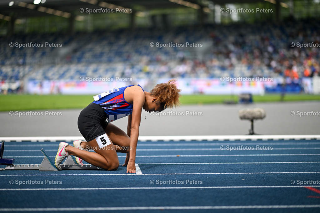 KP1_7218_1 | 21.07.2025, xkaix, Leichtathletik, FISU World University Games 2025 v.l. Chinenye Josephine Onuorah (Thailand) - Realisiert mit Pictrs.com