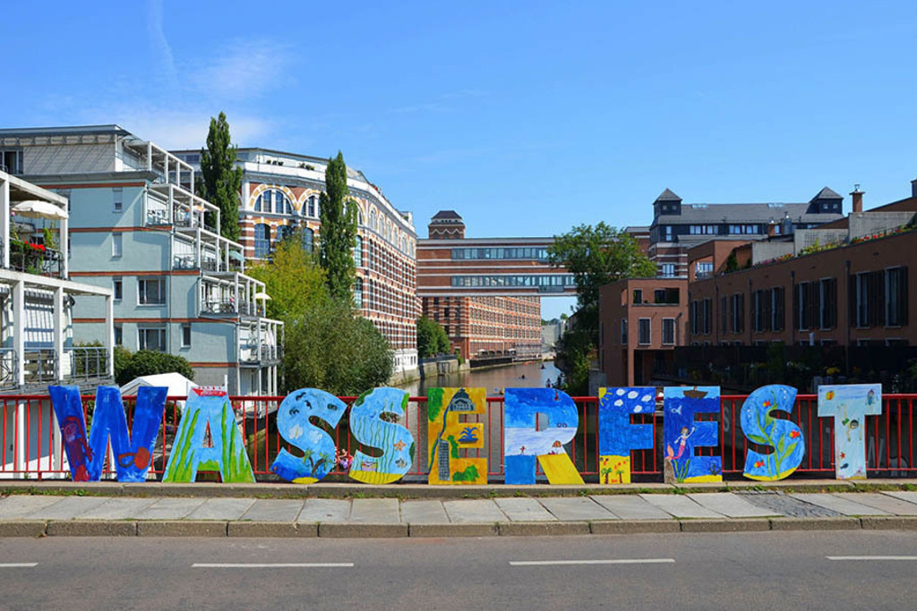 Leipziger Wasserfest - Buntgarnwerke | Entdecke über 20 Kategorien Leipzig-Motive: Foto-Downloads, hochwertige Poster, Leinwand- & Fine-Art-Prints. Jetzt Lieblingsfoto im Bildlexikon Leipzig Shop bestellen!