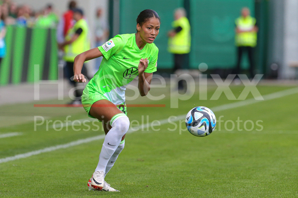Fussball, Google Pixel Frauen-Bundesliga, VfL Wolfsburg - Bayer 04 Leverkusen | v.li.: Sveindis Jonsdottir (VfL Wolfsburg, 23) Freisteller, Einzelbild, Ganzkörper, Aktion, Action, Spielszene, DIE DFB-RICHTLINIEN UNTERSAGEN JEGLICHE NUTZUNG VON FOTOS ALS SEQUENZBILDER UND/ODER VIDEOÄHNLICHE FOTOSTRECKEN. DFB REGULATIONS PROHIBIT ANY USE OF PHOTOGRAPHS AS IMAGE SEQUENCES AND/OR QUASI-VIDEO.
