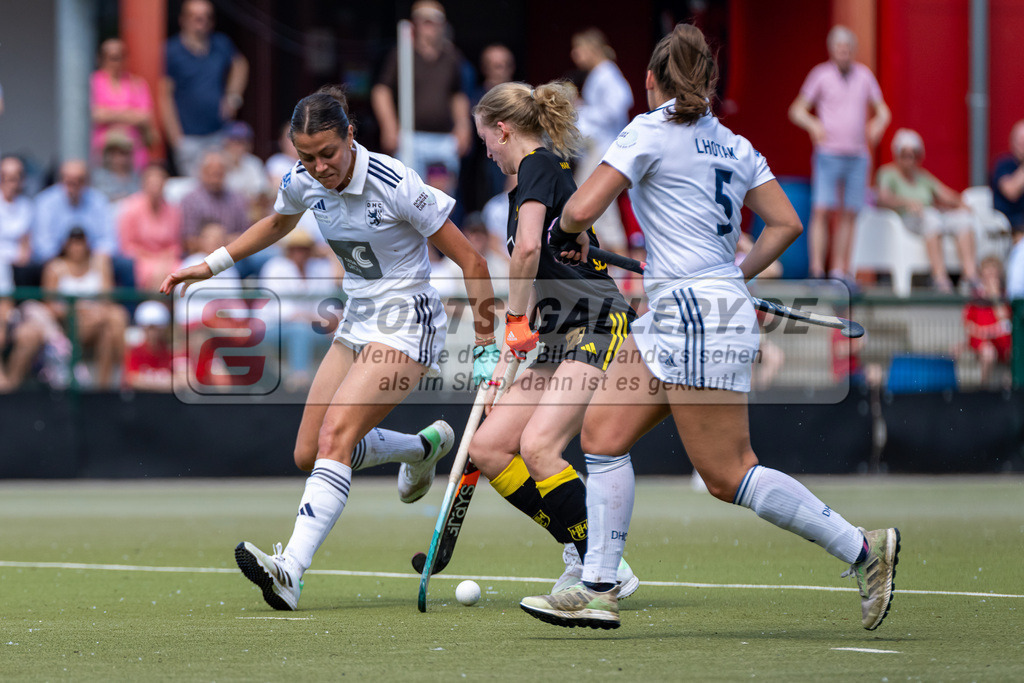 HK_20240511_100665 | 1.Bundesliga Damen Düsseldorfer HC - Harvestehuder THC am 11.5.2024 Düsseldorfer HC, Düsseldorf , Selin Oruz ( Düsseldorfer HC #14 ) , Pia Lhotak ( Düsseldorfer HC #5 )