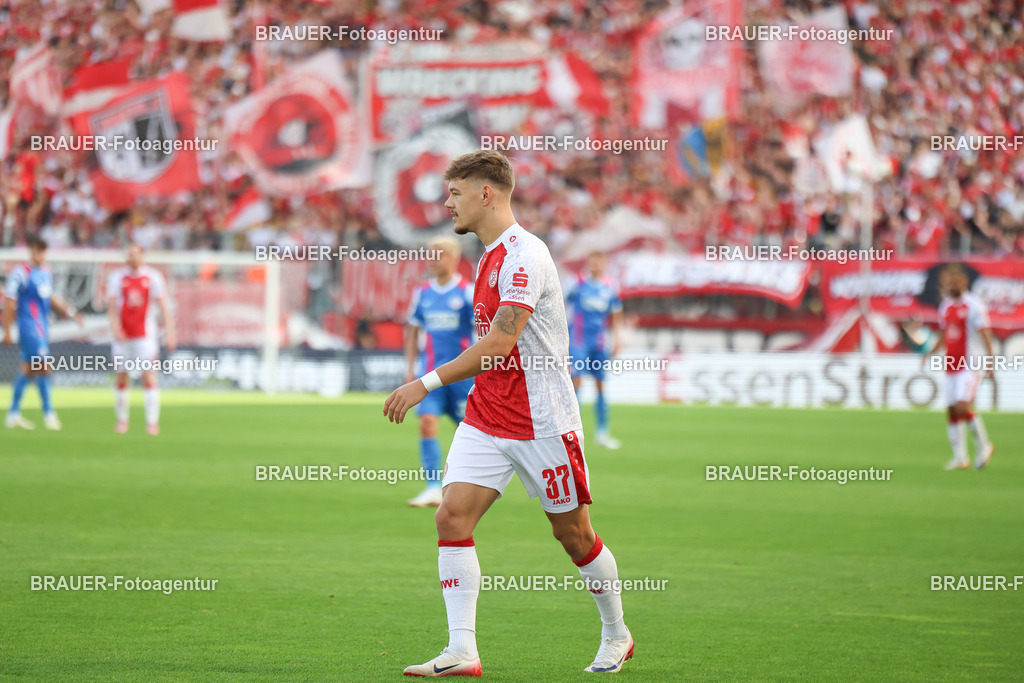 Rot-Weiss Essen - Hansa Rostock | Essen, Deutschland, 20.09.2025 Jannik Hofmann  (Rot-Weiss Essen) schautwährend des 3.Liga Spiels zwischen  Rot-Weiss Essen und Hansa Rostock am 20.09.2025 im Stadion an der Hafenstraße in Essen. (Foto von Timo Bluhmki-Schmidt/Brauer Fotoagentur