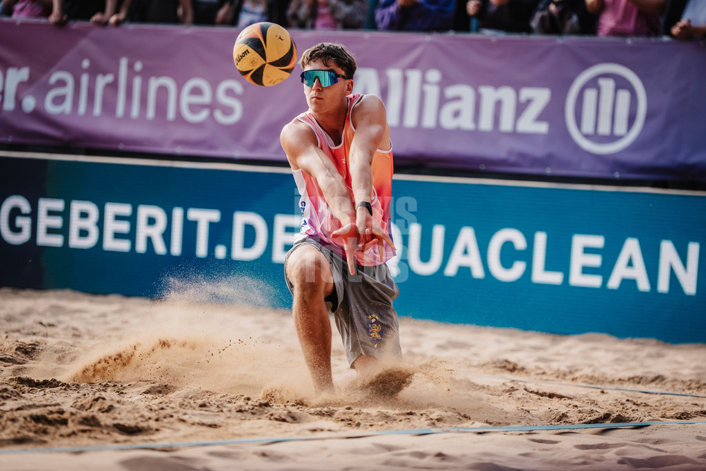 Beachvolleyball | Männer | Allianz German Beach Tour 2025 | Tourstop Düsseldorf | 18.05.2025 | Kristians Fokerots nimmt den Ball an