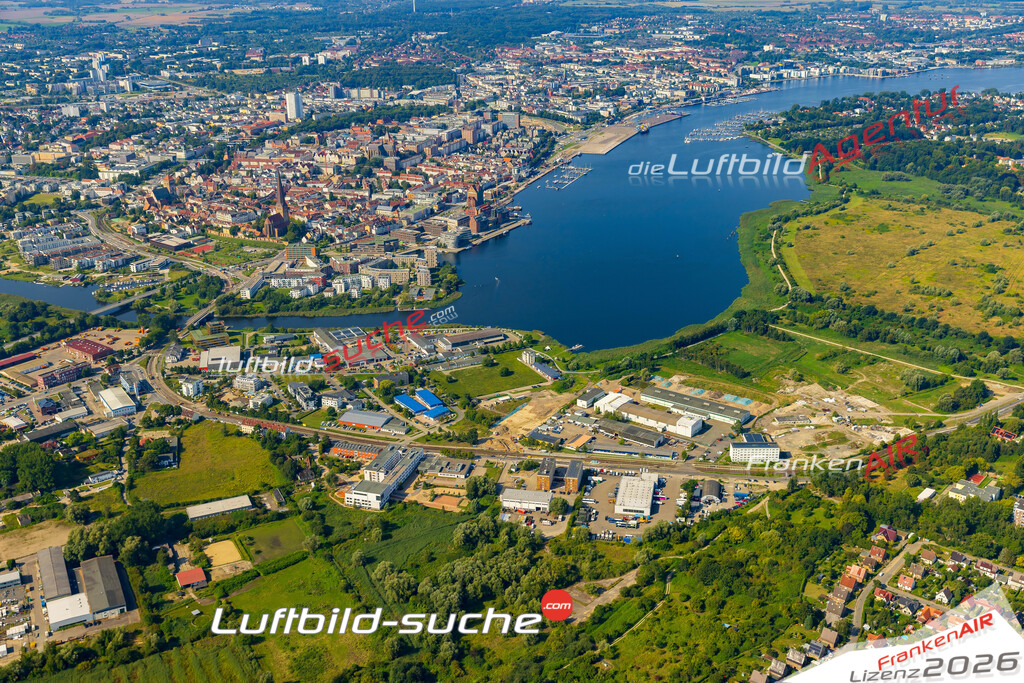 Luftaufnahme Brinckmansdorf mit Warnow Rostock - Die Luftaufnahme wurde 2025 vom UL-Flugzeug heraus erstellt ( ohne Drohne ) - Hochauflösende Luftaufnahme - für professionelle Ausdrucke geeignet. Die Geschenkidee !Mit Lizenz und Bildrechte bestellbar