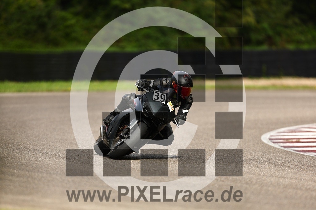 0039-20250927_01089 | Schöne Erinnerungen an spannende Momente - das festzuhalten ist unser Job. PIXELrace.de ist seit 2003 auf den Rennstrecken Europas unterwegs um die Action draußen beim Fahren und die wunderbare Stimmung imm Fahrerlager für euch einzufangen.