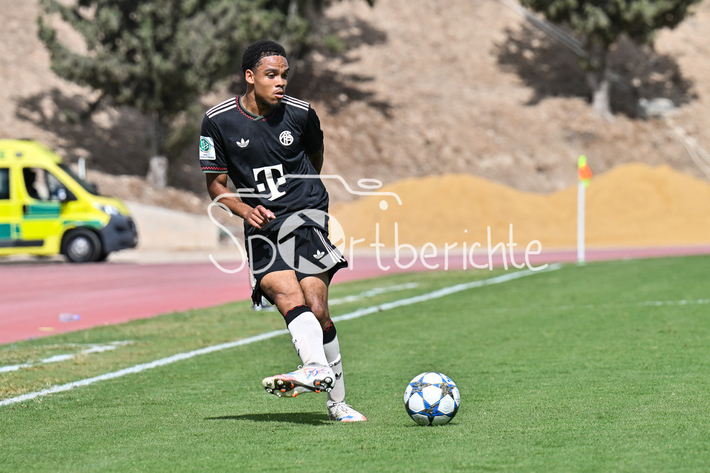 Papohs FC U19 - FC Bayern München U19 | am Ball Chivano WIJKS (FCB #2) / Einzelfoto / Freisteller / UEFA Youth League: Paphos FC U19 - FC Bayern München U19; Stelios Kyriakides Stadium am 30.09.2025