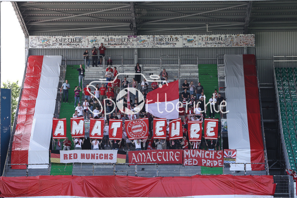 SpVgg Greuther Fürth II - FC Bayern Amateure | Die Fans der Bayern Amateure unterstuetzen ihr Team in Fuerth / Zuschauer / Ultras / Choreo / Choreographie