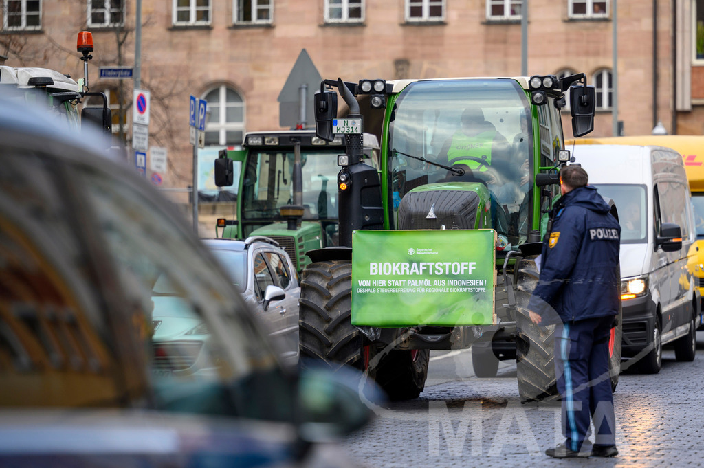 _DWA4243 | Bauerndemo gegen Agrarpolitik der Bundesregierung  auf dem Straße Obstmarkt und Hauptmarkt . Nürnberg, 08.01.2024 - Realisiert mit Pictrs.com