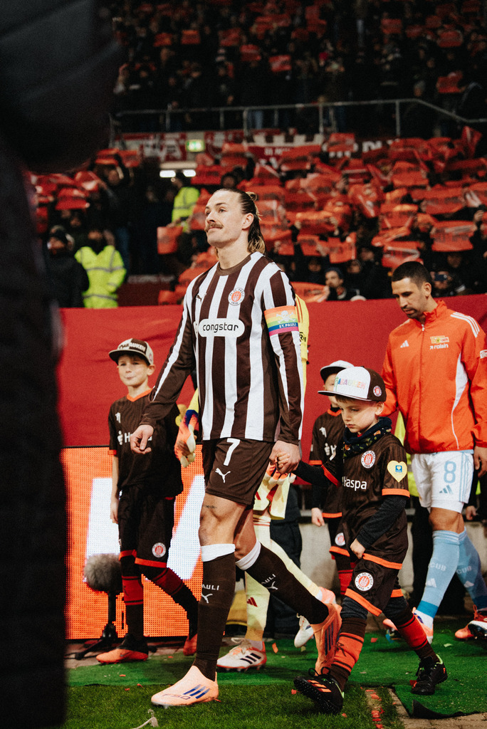 _STP8084 | Der offizielle Shop für FC St. Pauli Fotos. Wähle aus Spielszenen & Fanmomenten dein FCSP Wunschformat. Wir liefern Millerntor-Atmosphäre.