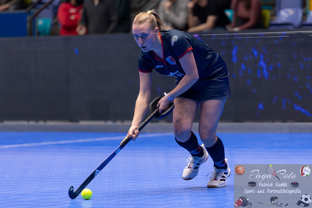 Volvo E.R.B. Final 4 Halbfinale Frauen: Der Club an der Alster - Berlienr HC, 25.01.2025 | Benedetta Marie Wenzel (Berliner HC #21) am Ball, Freisteller, Portrait, Porträt, Der Club an der Alster - Berlienr HC, Frankfurt, Süwag Arena, 25.1.2025 - Realisiert mit Pictrs.com