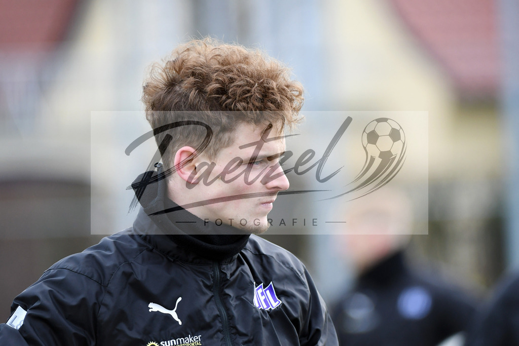 20200221_TRAOSN_0031 | Fussball, Herren: Moritz Heyer (VfL Osnabrueck) schaut waehrend der Trainingseinheit des VfL Osnabrueck im Sportpark Illoshoehe am 21.02.2020 in Osnabrueck, Deutschland. - Realisiert mit Pictrs.com