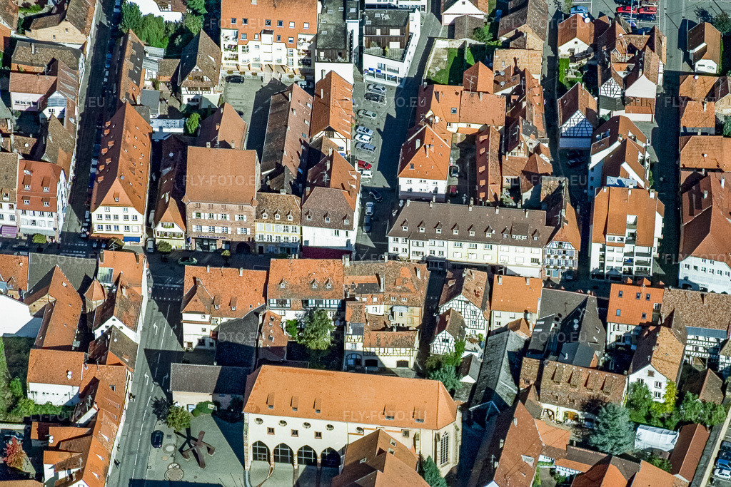 Vue aérienne: Ancienne église des Dominicains et Rue Nationale à Wissembourg dans le département Bas Rhin, France – .Photo: IMG_4332.jpg prise le 08/10/2006 par Werner Riehm/FLY-FOTO.eu – Résolution de l'original: 3455 x 2304 px – WWW.POP.CULTURE.GOUV.FR