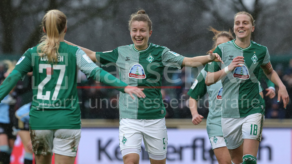 Fussball, Google Pixel Frauen-Bundesliga, SV Werder Bremen - 1. FC Nürnberg | v.li.: Nina Lührßen (SV Werder Bremen, 27), Torschützin Michelle Ulbrich (SV Werder Bremen, 5) und Lina Hausicke (SV Werder Bremen, 18) mit Torjubel, Jubel, jubeln, jubelt, optimistisch, Spielszene, Highlight, Freude über das Tor zum 2:0, DIE DFB-RICHTLINIEN UNTERSAGEN JEGLICHE NUTZUNG VON FOTOS ALS SEQUENZBILDER UND/ODER VIDEOÄHNLICHE FOTOSTRECKEN. DFB REGULATIONS PROHIBIT ANY USE OF PHOTOGRAPHS AS IMAGE SEQUENCES AND/OR QUASI-VIDEO.