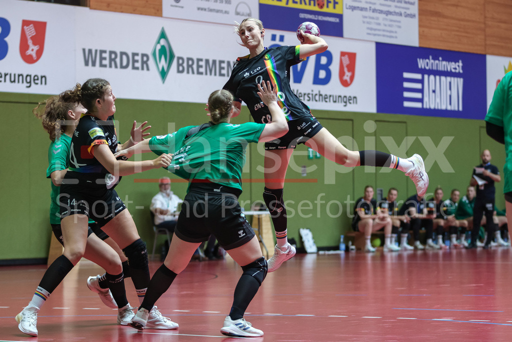 Handball, DHB-Pokal Frauen, SV Werder Bremen - VfL Oldenburg | v.li.: Lisa Borutta (VfL Oldenburg, 2) beim Wurf, am Ball, Spielszene, Aktion, Action