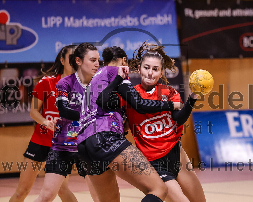 2025-01-18_003_SpVgg_Altenerding_gegen_TV_Altoetting | Erding, Deutschland, 18.01.2025:Handball, Bezirksoberliga Frauen Altbayern 2024 / 2024, 11. Spieltag, SpVgg Altenerding gegen TV Altötting, Endergebnis: 19:24Nikayla Alston (SpVgg Altenerding, #11), Sarah Greilinger (TV Altötting, #31)Foto: Christian Riedel / fotografie-riedel.net