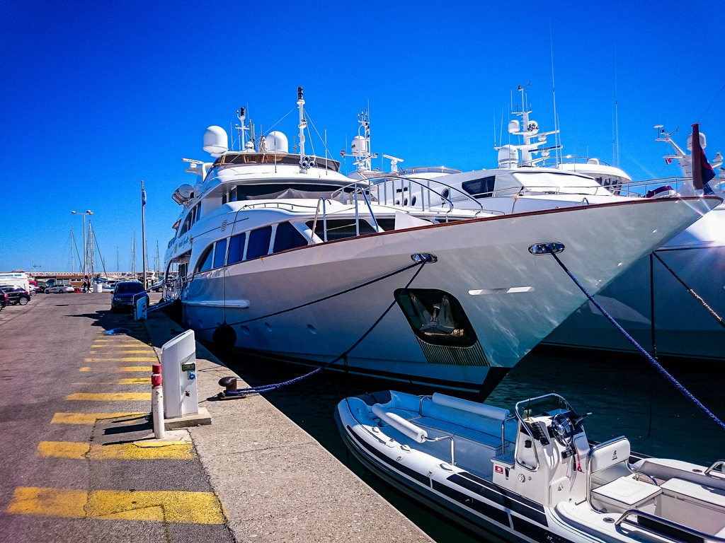 Wandbild Kunstdruck Poster – Luxusyacht an der Côte d'Azur: Exklusive 46m Motoryacht von Robert Steinke | Hol dir den ultimativen Lifestyle des internationalen Jetsets und die exklusive Eleganz der französischen Riviera direkt an deine Wand. Diese High-End-Fotografie fängt eine spektakuläre, 46 Meter lange Superyacht – im unverkennbaren, zeitlosen Design einer Benetti Tradition – im Hafen der Côte d’Azur ein. Das strahlende Weiß des edlen Luxus-Schiffsrumpfs kontrastiert perfekt mit dem tiefen, glasklaren Himmelsblau und dem glitzernden, mediterranen Wasser. Ein Motiv, das puren Erfolg, maritime Freiheit, High-End-Luxus und die unbeschwerte Eleganz des Sommers an der Riviera verkörpert.Dieses exklusive und moderne Kunstwerk ist der perfekte, repräsentative Blickfang für ein stilvolles Büro, das moderne Wohnzimmer, ein helles Design-Loft oder für eine elegante Atmosphäre im Eingangsbereich.Um das strahlende Weiß der Superyacht und die immense Leuchtkraft des mediterranen Blaus perfekt zur Geltung zu bringen, empfehle ich dringend den Druck auf unseren High-End-Premium-Materialien: Erlebe kinoreife Tiefe und maximalen Glanz auf edlem Acrylglas oder eine hochmoderne, absolut edle Optik auf robustem Alu-Dibond. Verwandle deine Räume in eine exklusive Galerie! - Realisiert mit Pictrs.com