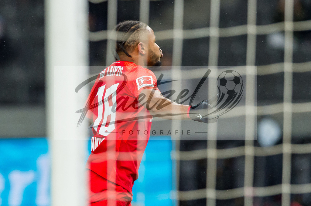 BSCRBL20220220_224 | Fussball, Herren: Christopher Nkunku (RB Leipzig) Torjubel, jubelt nach seinem Treffer zum 1:2 bei dem Spiel der 1. Bundesliga zwischen Hertha BSC und RB Leipzig im Olypiastadion am 20.02.2022 in Berlin, Deutschland.DFB / DFL REGULATIONS PROHIBIT ANY USE OF PHOTOGRAPHS AS IMAGE SEQUENCES AND/OR QUASI-VIDEO. - Realisiert mit Pictrs.com