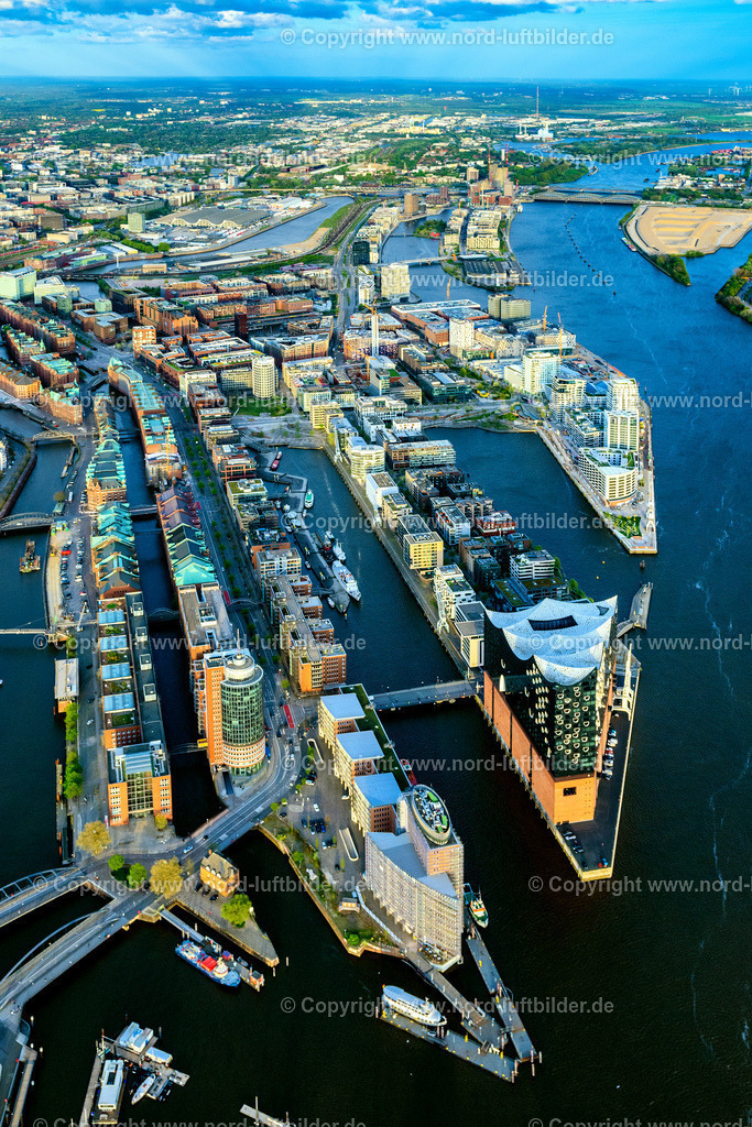 Hamburg_Panorama_Elbphilharmonie_ELS_1912140424 | HAMBURG 14.04.2024 Elbphilharmonie am Ufer der Elbe in Hamburg. Das Konzerthaus- Gebäude im Stadtteil Hamburg-HafenCity befindet sich am Ufer der Elbe der Hansestadt. Weiterführende Informationen bei: HamburgMusik gGmbH - Elbphilharmonie und Laeiszhalle Betriebsgesellschaft,  ReGe Hamburg Projekt-Realisierungsgesellschaft mbH. // The Elbe Philharmonic Hall on the river bank of the Elbe in Hamburg. Further information at: HamburgMusik gGmbH - Elbphilharmonie und Laeiszhalle Betriebsgesellschaft,  ReGe Hamburg Projekt-Realisierungsgesellschaft mbH. Foto: Martin Elsen