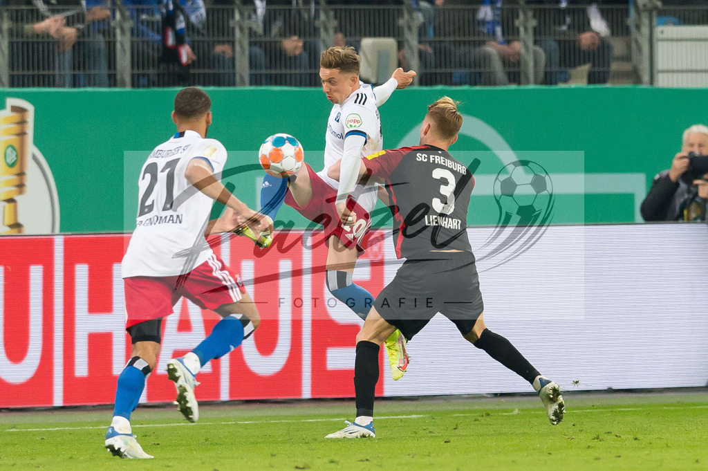 HSVSCF20220419_387 | Fussball, Herren: Sonny Kittel (Hamburger SV) und Philipp Lienhart (SC Freiburg) im Zweikampf beim DFB-Pokal-Halbfinalspiel zwischen Hamburger SV und SC Freiburg im Volksparkstadion am 19.04.2022 in Hamburg, Deutschland.DFB / DFL REGULATIONS PROHIBIT ANY USE OF PHOTOGRAPHS AS IMAGE SEQUENCES AND/OR QUASI-VIDEO. - Realisiert mit Pictrs.com