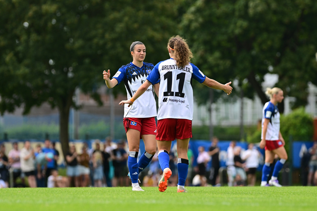 Fußball I Frauen I Saison 2025-2026 I Testspiel I Hamburger SV - Holstein Kiel | Jubel, Begeisterung, Enthusiasmus, Euphorie, Freude, Glücksgefühl, Heiterkeit bei: Hamburger SV Frauen Vildan Kardesler (7, Hamburger SV) und Melanie Brunnthaler (11, Hamburger SV) - Realisiert mit Pictrs.com