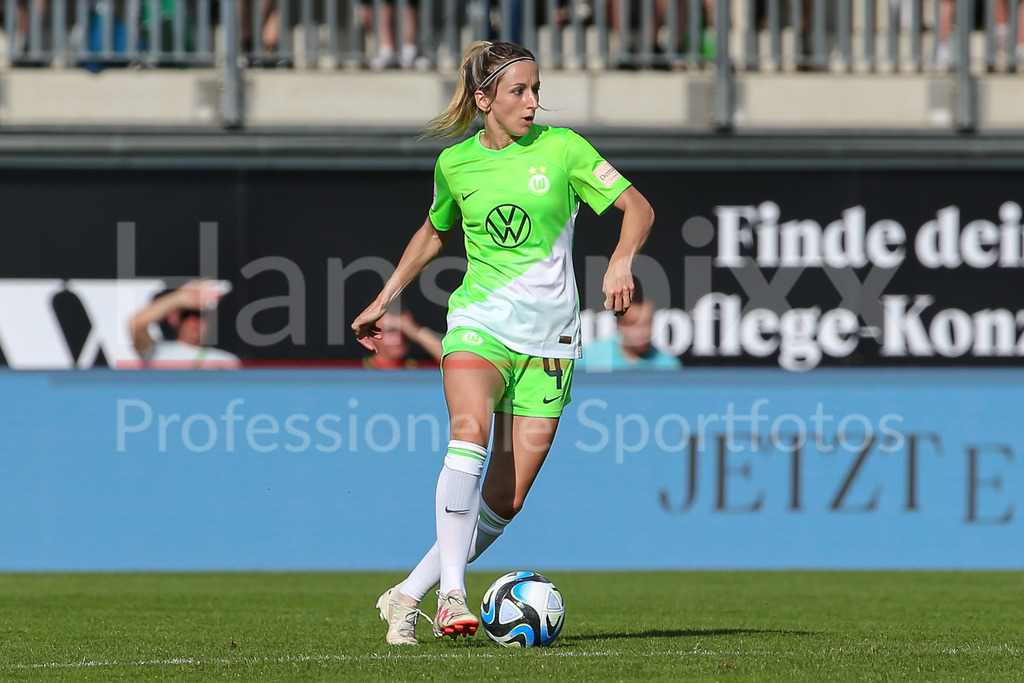 Fussball, Google Pixel Frauen-Bundesliga, VfL Wolfsburg - Bayer 04 Leverkusen | v.li.: Kathrin Hendrich (Kathy, VfL Wolfsburg, 4) Freisteller, Einzelbild, Ganzkörper, Aktion, Action, Spielszene, DIE DFB-RICHTLINIEN UNTERSAGEN JEGLICHE NUTZUNG VON FOTOS ALS SEQUENZBILDER UND/ODER VIDEOÄHNLICHE FOTOSTRECKEN. DFB REGULATIONS PROHIBIT ANY USE OF PHOTOGRAPHS AS IMAGE SEQUENCES AND/OR QUASI-VIDEO.