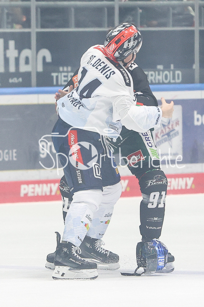 Augsburger Panther - ERC Ingolstadt | Travis ST. DENIS (ERC #74) und Luke ESPOSITO (AEV #91) lassen die Faeuste sprechen / Kampf