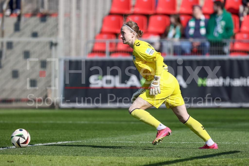 Fussball, Google Pixel Frauen-Bundesliga, Bayer 04 Leverkusen - SV Werder Bremen | v.li.: Sofia Nesterova (Torhüterin, Torwart, SV Werder Bremen, 26) am Ball, Freisteller, Einzelbild, Ganzkörper, Aktion, Action, Spielszene, DIE DFB-RICHTLINIEN UNTERSAGEN JEGLICHE NUTZUNG VON FOTOS ALS SEQUENZBILDER UND/ODER VIDEOÄHNLICHE FOTOSTRECKEN. DFB REGULATIONS PROHIBIT ANY USE OF PHOTOGRAPHS AS IMAGE SEQUENCES AND/OR QUASI-VIDEO.