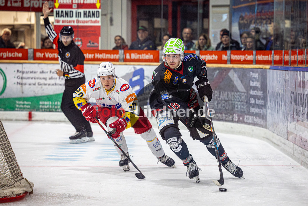Peißenberg MINERS gegen HC Kufstein | Eishockey Bayernliga 2025/26 Vorbereitung, Peißenberg MINERS gegen HC Kufstein, 20250919,Valentin HÖRNDL (MINERS 18) in Aktion,2025-09-19 in Peißenberg (flatbuy Arena Peißenberg), Valentin HÖRNDL (MINERS 18), Sandro MAYR (HC Kufstein 20)Copyright: WolfgangxLindner www.foto-lindner.de