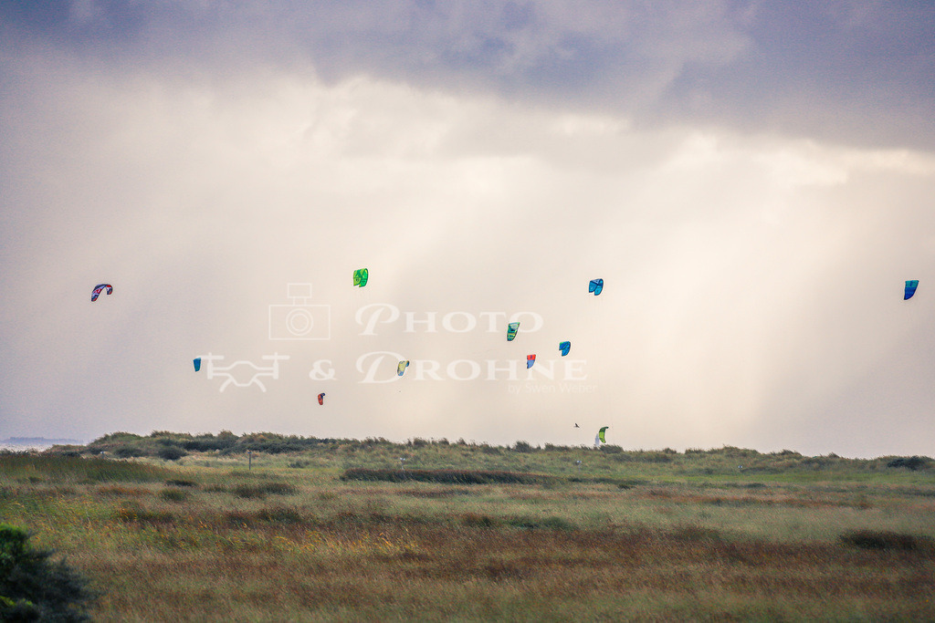 IMG_0212 | Kite Surfer in Holland  am Strand von Oostvoorne. Das Wasser und die Surfer sind durch eine Düne verdeckt. - Realisiert mit Pictrs.com
