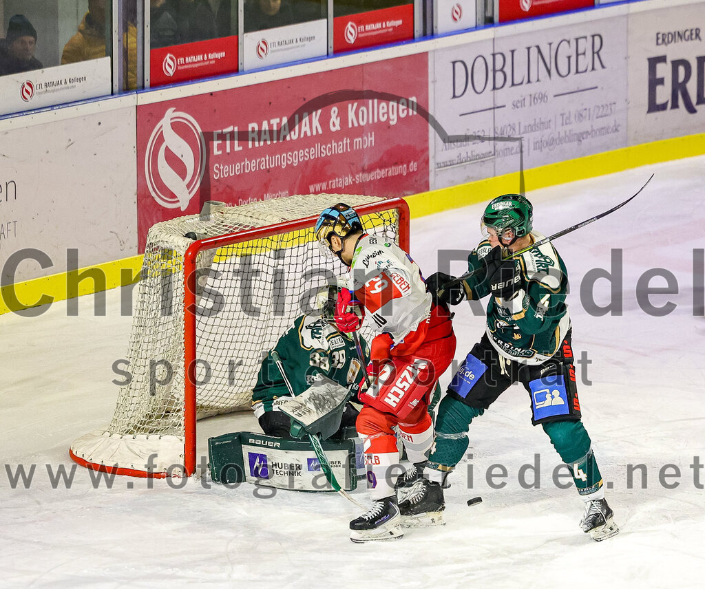 2026-01-18_088_TSV_Erding_gegen_Selber_Woelfe | Erding, Deutschland, 18.01.2026:Eishockey, Oberliga Süd 2025 / 2026, 38. Spieltag, TSV Erding gegen Selber Wölfe, Endergebnis: 2:3 n.V.Torwart Leon Meder (Erding Gladiators, #39), Christopher Schutz (Selber Wölfe, #29), Jesse Kauhanen (Erding Gladiators, #4)Foto: Christian Riedel / fotografie-riedel.net