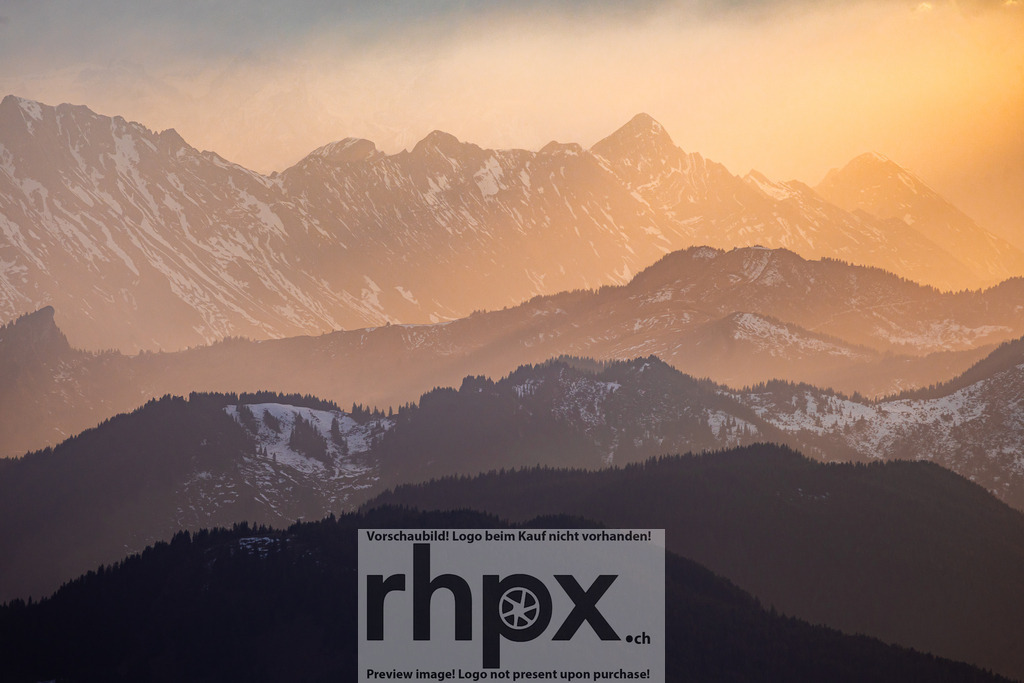Goldene Bergsilhouetten | <p><strong>Licht. Tiefe. Geborgenheit.</strong></p>
<p>Sanfte Goldtöne umspielen die majestätischen Silhouetten der Bergketten und schaffen eine Atmosphäre voller Ruhe. Dieses Motiv fängt die schier endlose Weite der Alpen in einem flüchtigen, magischen Moment ein.
<br>
Bild auf dem Pilatus entstanden.</p>
<p>Wähle unter "Produktauswahl" dein Wunschformat: Vom klassischen Wandbild über Puzzle & Tassen bis zum digitalen Download (z.B. als Handy-Hintergrund).</p>
<br> - Realisiert mit Pictrs.com