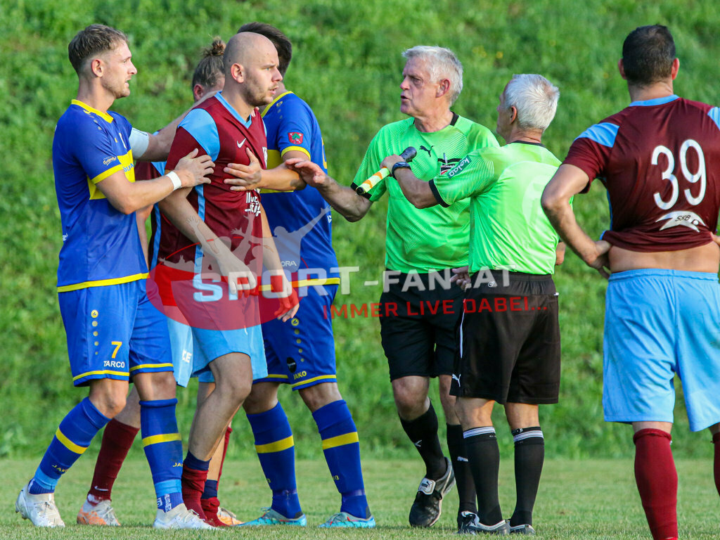 SK Maria Saal - DSG Ferlach 2-3, Unterliga Ost | Daniel Wernig (SK Maria Saal,K #23) Nenad Popovic (SK Maria Saal #8) Maximilian Melbinger (DSG Ferlach #11) Vernes Durmisevic (DSG Ferlach #6) Schiedsrichter Johann Schrittesser, Günther Zussner (SK Maria Saal #39) SK Maria Saal - DSG Ferlach 2-3 am 22.08.2023 in Maria Saal
(Sportplatz), Austria, (Photo by Ernst Krawagner sport-fan.at) - Realisiert mit Pictrs.com