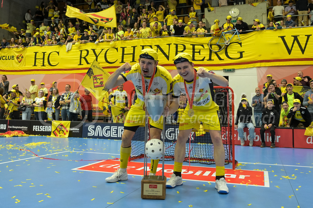 Zug United vs HC Rychenberg - 22. February 2025 | Zug United vs HC RychenbergSporthalle Wankdorf, BernTim Aeschimann (#81 HC Rychenberg Winterthur) und Kimo Oesch (#9 HC Rychenberg Winterthur) mit dem Pokal.Bild: Sportfotografie Markus Aeschimann | www.markus-aeschimann.ch - Realisiert mit Pictrs.com