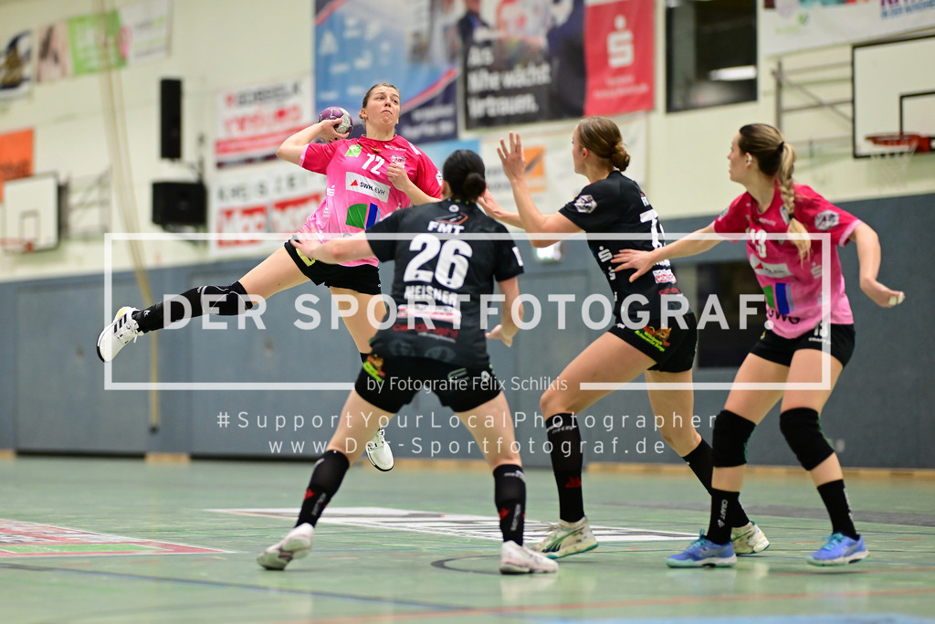 Handball I Frauen I Saison 2024-2025 I 2. HBF I 16. Spieltag I HL Buchholz 08-Rosengarten - SV Union Halle-Neustadt I 072402 | Ilona Kieffer (72, SV Union Halle-Neustadt) gegen Jule Meisner (26, HL Buchholz 08-Rosengarten) und Nantke Ackmann (77, HL Buchholz 08-Rosengarten) - Realisiert mit Pictrs.com