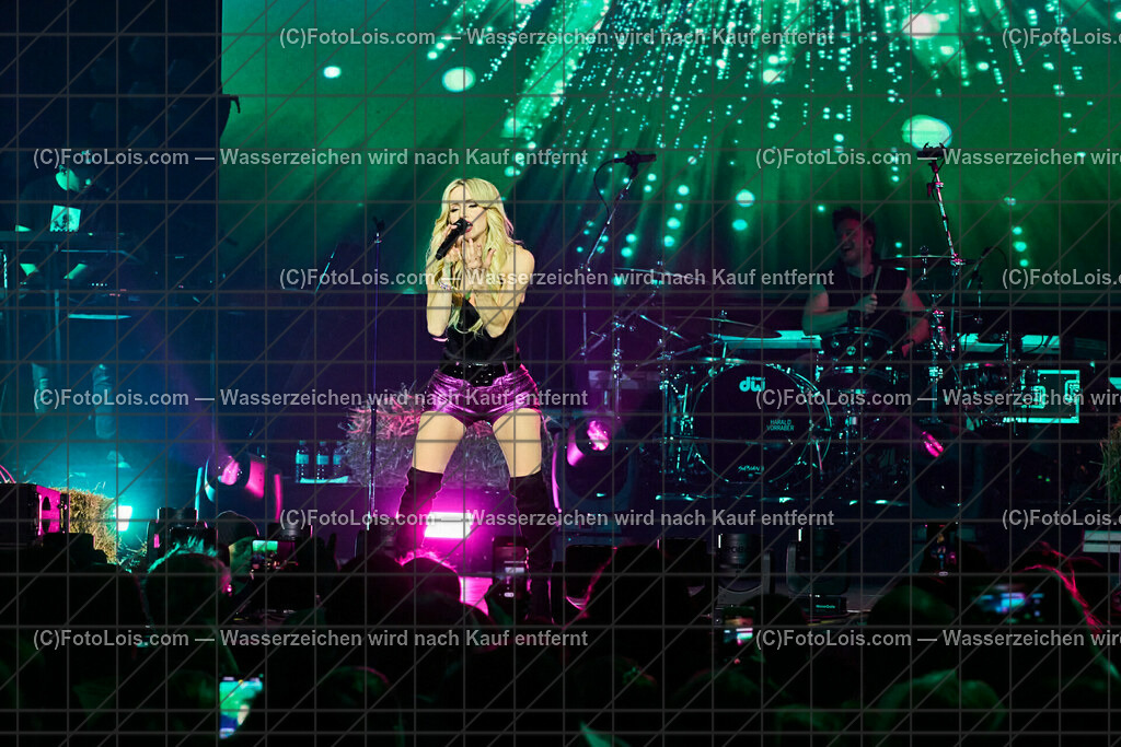 ALP2632_BergBauernTour-Konzert_Naschenweng Melissa | (C)FotoLois.com, Alois Spandl, BergBauernTour 2023 - Melissa Naschenweng, Tourstop in Wieselburg, Konzert im NV-Forum Wieselburg, Sa 8. April 2023.