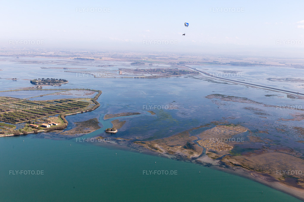 Luftbild: Ortsansicht in Grado im Bundesland Gorizia in Italien. Foto: IMG_098068.jpg vom 03.04.2017 durch Werner Riehm/FLY-FOTO.de
