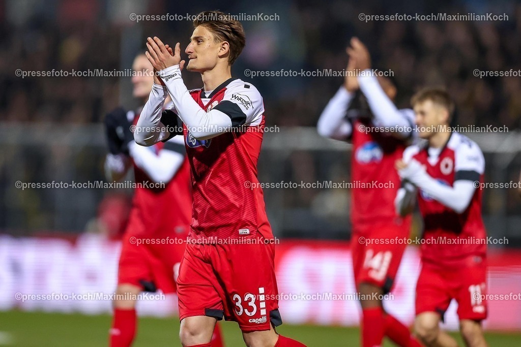 FCVK14022502119 | 14.02.2025, Fußball, FC Viktoria Köln – Alemannia Aachen, 3.Liga, Sportpark Höhenberg, Saison 2024 2025: Jonah Sticker (Viktoria Köln #33)DFB regulations prohibit any use of photographs as image sequences and or quasi-video.