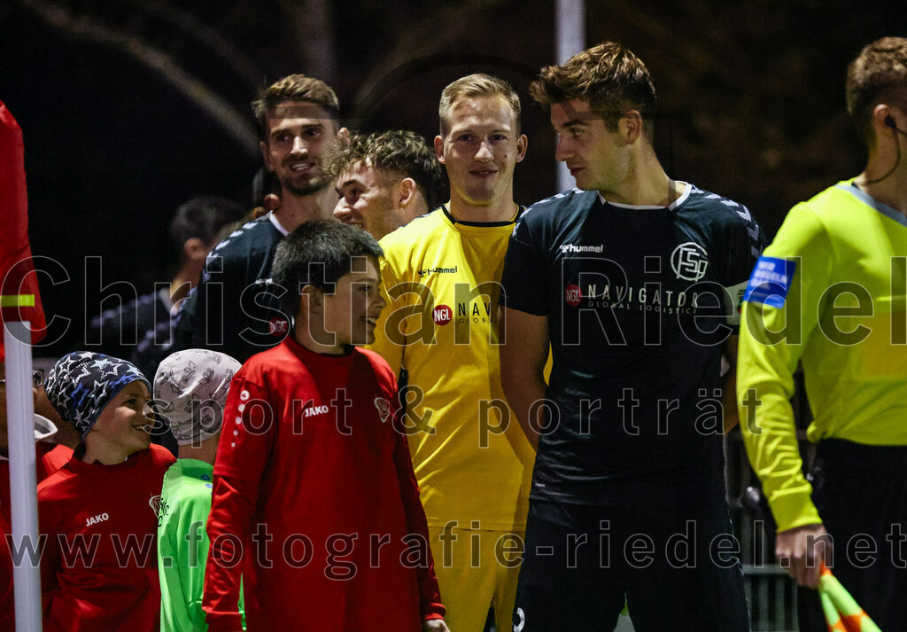 2023-10-27_014_VfB_Hallbergmoos_gegen_FC_Schwaig | Hallbergmoos, Deutschland, 27.10.2023:
Fußball, Landesliga Südost 2023 / 2024, 18. Spieltag, VfB Hallbergmoos gegen FC Schwaig, Endergebnis: 2:3

Torwart Franz Hornof (FC Schwaig, #1), Raffael Ascher (FC Schwaig, #9)

Foto: Christian Riedel / fotografie-riedel.net