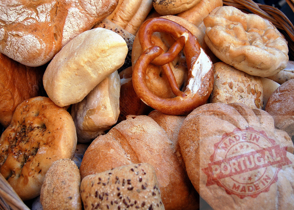 Fresh baked bread and pretzel assortment in basket | Various baked goods, including a pretzel, filling a basket, representing a bakery selection - Realisiert mit Pictrs.com