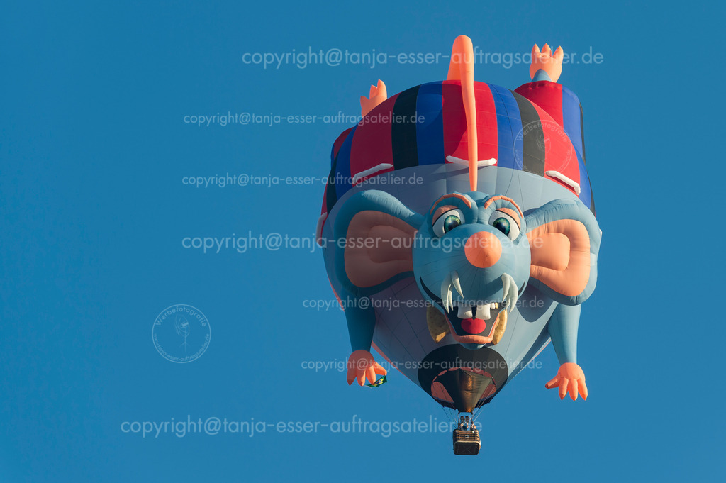 123 Heissluftballon Maus | Heißluftballon in Form einer springenden Maus. Die Warsteiner Internationale Montgolfiade ist der Veranstalter.