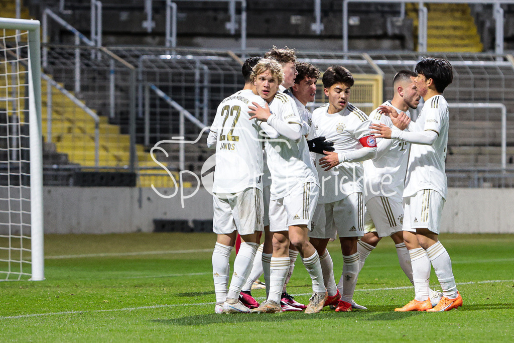 Türkgücü München - FC Bayern Amateure | Jubel der Amateure nach dem Treffer zum 0-1 durch Younes AITAMER (FCB #17)