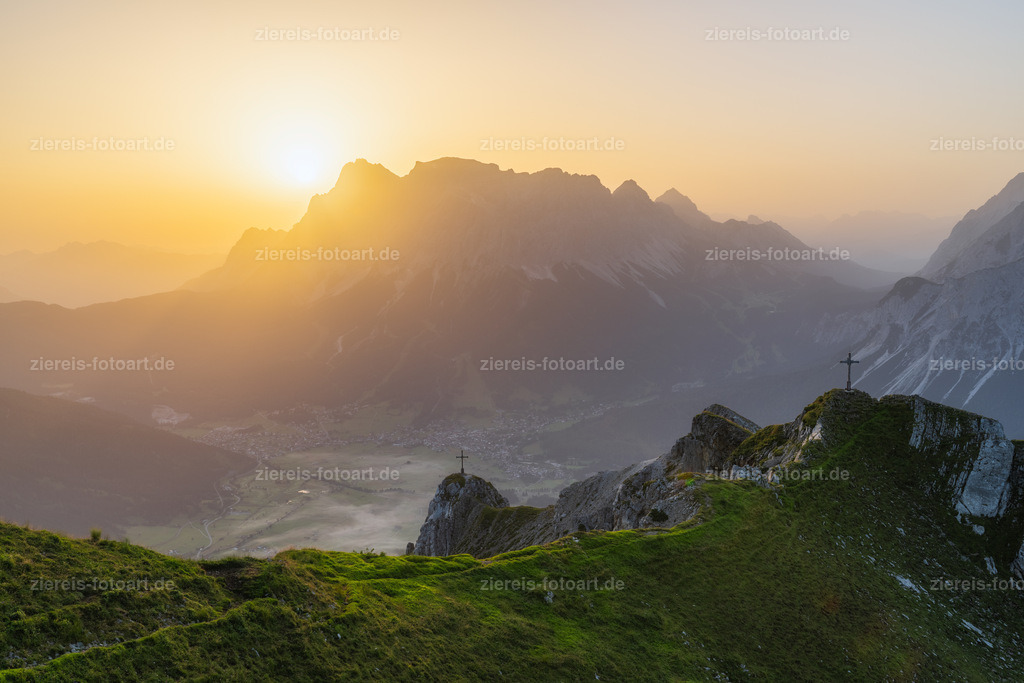 Ein diffuser Sonnenaufgang über der Zugspitze | Ein diffuser Sonnenaufgang über der Zugspitze - Realisiert mit Pictrs.com
