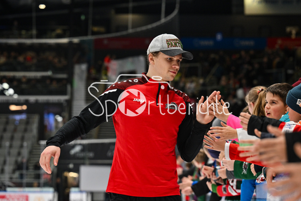 Augsburger Panther - Löwen Frankfurt | AUGSBURG, GERMANY - 16. JANUARY: Die Spieler der Hausherren feiern zusammen mit den Fans den Heimsieg gegen Frankfurt nach dem Match zwischen den Augsburger Panthern und den Löwen Frankfurt am 40. Spieltag der penny DEL im Curt Frenzel Stadion - Tim WOHLGEMUTH (Augsburger Panther 33)