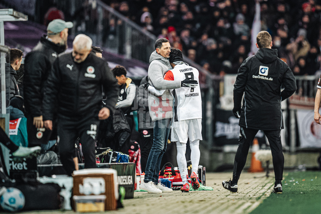 Fußball | Männer | Saison 2024/2025  | Fußball-Bundesliga | 16. Spieltag | FC St. Pauli vs. Eintracht Frankfurt | 11.01.2025 | v.l. Trainer Dino Toppmöller (Eintracht Frankfurt) umarmt Omar Marmoush (#7, Eintracht Frankfurt) nach seiner Auswechslung